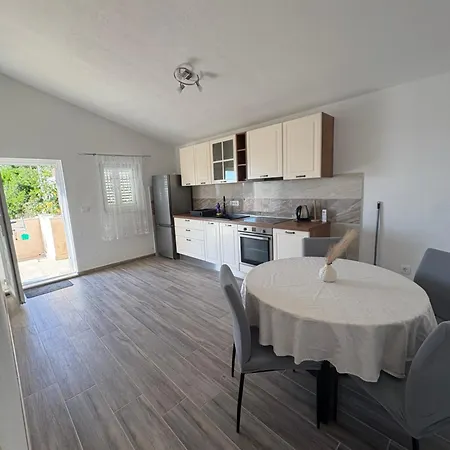 Lesic Zaklopatica Apartment